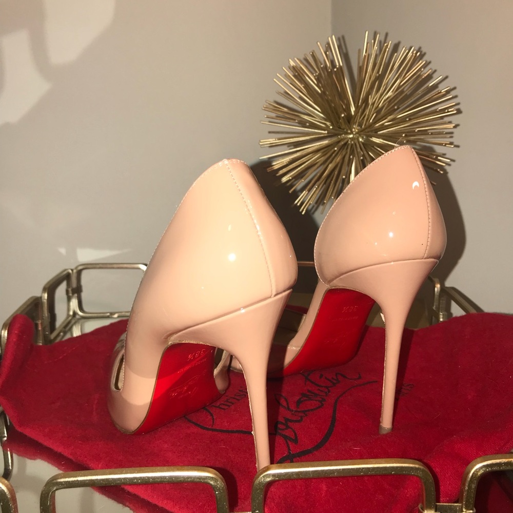 Louboutin pumps tan. So Kate.